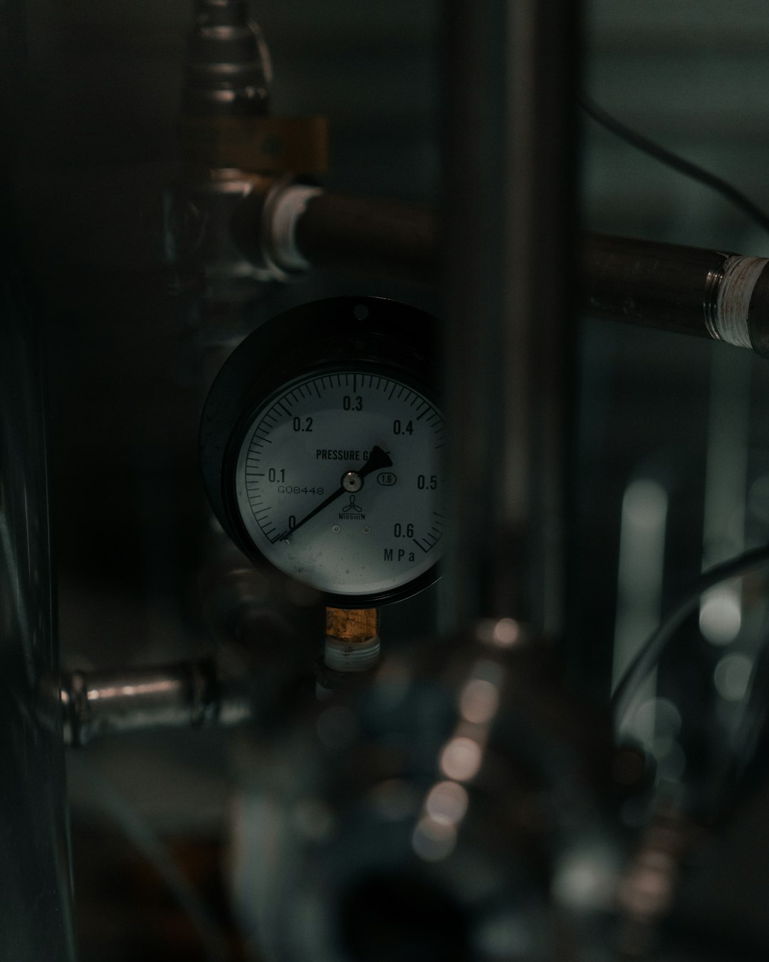 a-close-up-of-a-pressure-gauge-on-a-machine-hqihcdoziic